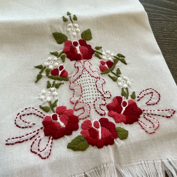 Embroidered floral linen kitchen - Picture 3 of 5